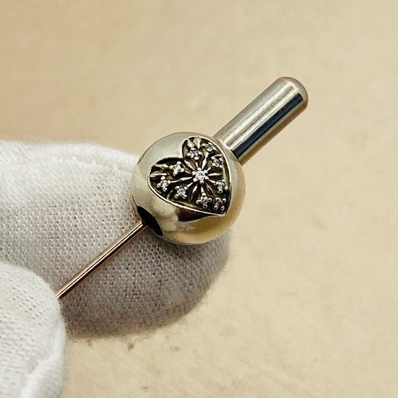 EUC Pandora 796388CZ Sterling Silver Heart of Winter Snowflake Clip w/ Clear CZs - Picture 6 of 12